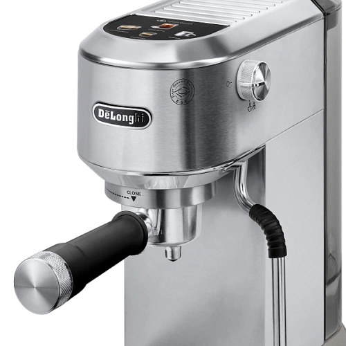 Рожковая кофеварка DeLonghi EC890.M Кувшин для молока; тэмпер; фильтр; холдер; игла для очистки паровой палочки; мерная ложечка; инструкция