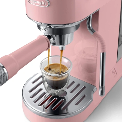 Рожковая кофеварка DeLonghi EC890.PK Кувшин для молока; тэмпер; фильтр; холдер; игла для очистки паровой палочки; мерная ложечка; инструкция