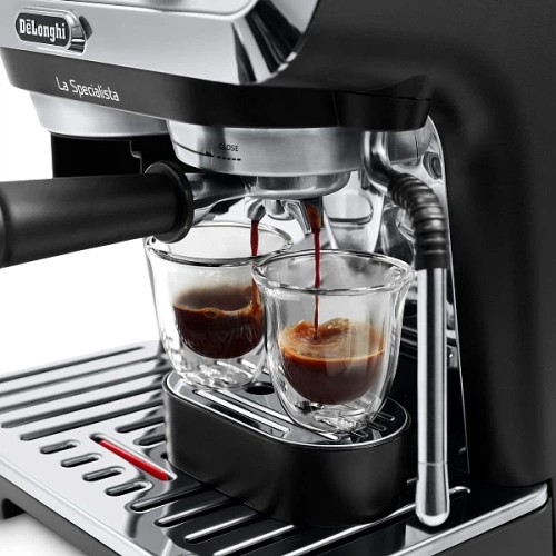 Рожковая кофеварка DeLonghi EC9155.MB Кофеварка, тэмпер, питчер(молочник), портафильтр, две корзины для портафильтра (12 мл, 25мл), подставка под чашку для приготовления эспрессо, игла и кисточка для очистки парового отверстия, декальцинатор
