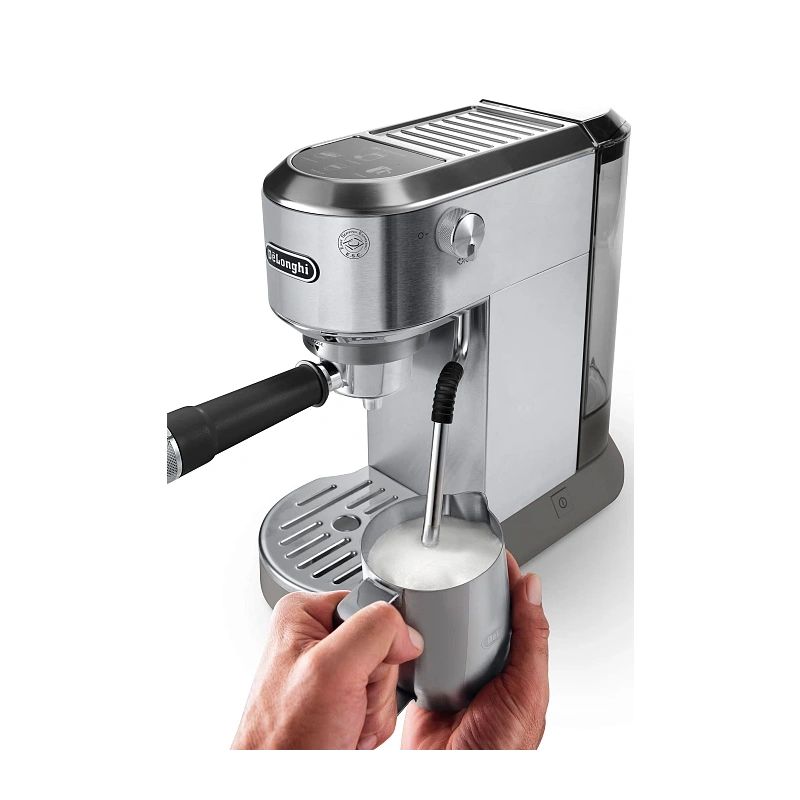 Рожковая кофеварка DeLonghi EC890.M Кувшин для молока; тэмпер; фильтр; холдер; игла для очистки паровой палочки; мерная ложечка; инструкция