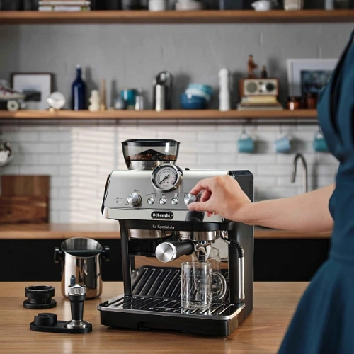 Рожковая кофеварка DeLonghi EC9155.MB Кофеварка, тэмпер, питчер(молочник), портафильтр, две корзины для портафильтра (12 мл, 25мл), подставка под чашку для приготовления эспрессо, игла и кисточка для очистки парового отверстия, декальцинатор