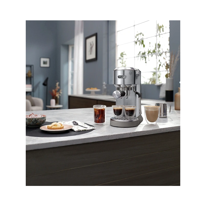 Рожковая кофеварка DeLonghi EC890.M Кувшин для молока; тэмпер; фильтр; холдер; игла для очистки паровой палочки; мерная ложечка; инструкция