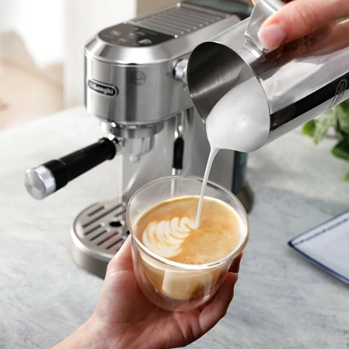 Рожковая кофеварка DeLonghi EC890.M Кувшин для молока; тэмпер; фильтр; холдер; игла для очистки паровой палочки; мерная ложечка; инструкция