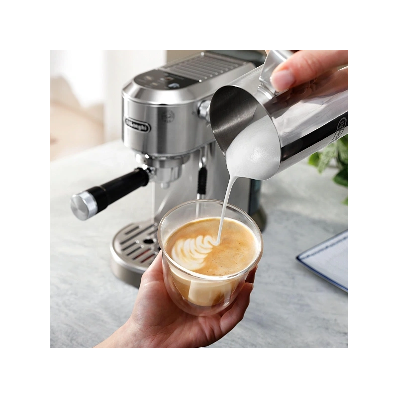 Рожковая кофеварка DeLonghi EC890.M Кувшин для молока; тэмпер; фильтр; холдер; игла для очистки паровой палочки; мерная ложечка; инструкция