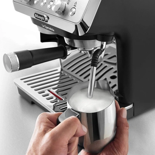 Рожковая кофеварка DeLonghi EC9155.MB Кофеварка, тэмпер, питчер(молочник), портафильтр, две корзины для портафильтра (12 мл, 25мл), подставка под чашку для приготовления эспрессо, игла и кисточка для очистки парового отверстия, декальцинатор