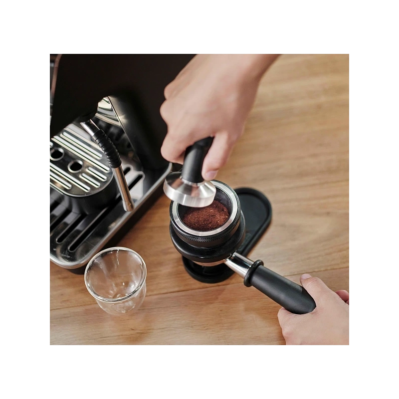 Рожковая кофеварка DeLonghi EC9155.MB Кофеварка, тэмпер, питчер(молочник), портафильтр, две корзины для портафильтра (12 мл, 25мл), подставка под чашку для приготовления эспрессо, игла и кисточка для очистки парового отверстия, декальцинатор