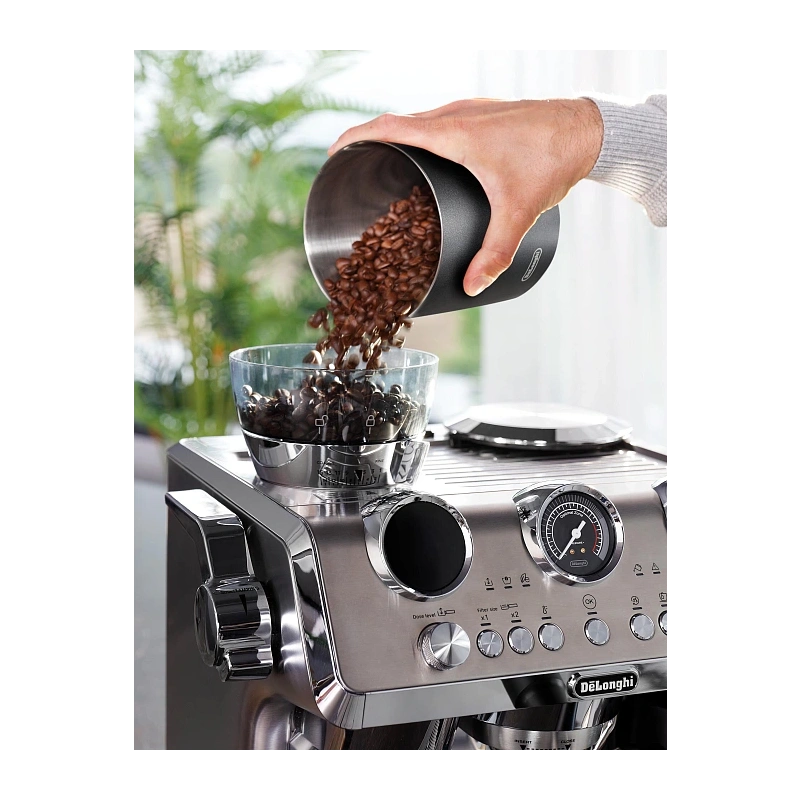 Рожковая кофеварка DeLonghi EC9885.M Кувшин для приготовления латте-крема (питчер+насадка для вспенивания молока LatteCrema Hot ), портафильтр, корзины для портафильтра (4 шт.), средство для удаления накипи, ёршик для очищения отверстий, игла для очистки 