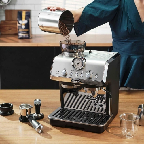 Рожковая кофеварка DeLonghi EC9155.MB Кофеварка, тэмпер, питчер(молочник), портафильтр, две корзины для портафильтра (12 мл, 25мл), подставка под чашку для приготовления эспрессо, игла и кисточка для очистки парового отверстия, декальцинатор