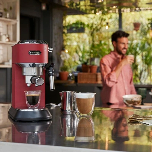 Рожковая кофеварка DeLonghi EC685.R EX:4 Холдер для кофе в чалдах, корзины для холдера, мерная ложечка, декальцинатор, инструкция
