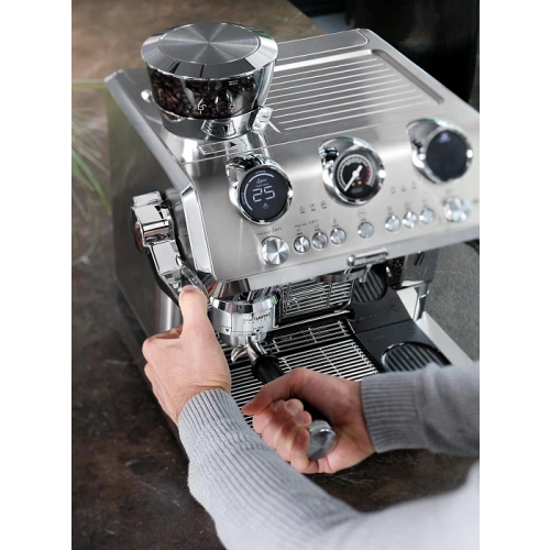Рожковая кофеварка DeLonghi EC9885.M Кувшин для приготовления латте-крема (питчер+насадка для вспенивания молока LatteCrema Hot ), портафильтр, корзины для портафильтра (4 шт.), средство для удаления накипи, ёршик для очищения отверстий, игла для очистки 