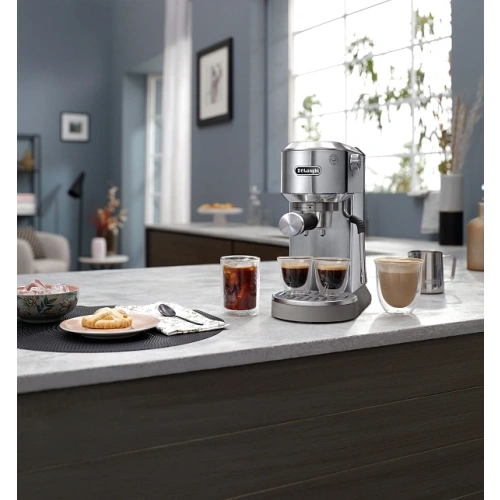 Рожковая кофеварка DeLonghi EC890.M
