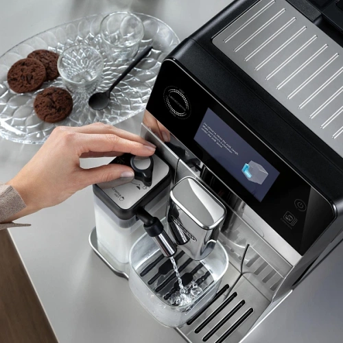 Кофемашина DeLonghi ECAM470.85.MB Два кувшина для молока LatteCrema Hot (горячие напитки), LatteCrema Cool (холодные напитки), фильтр для воды, мерная ложка для молотого кофе с кисточкой, полоска для определения жесткости воды, носик для подачи горячей во