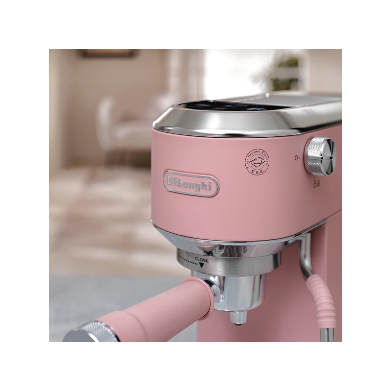 Рожковая кофеварка DeLonghi EC890.PK Кувшин для молока; тэмпер; фильтр; холдер; игла для очистки паровой палочки; мерная ложечка; инструкция
